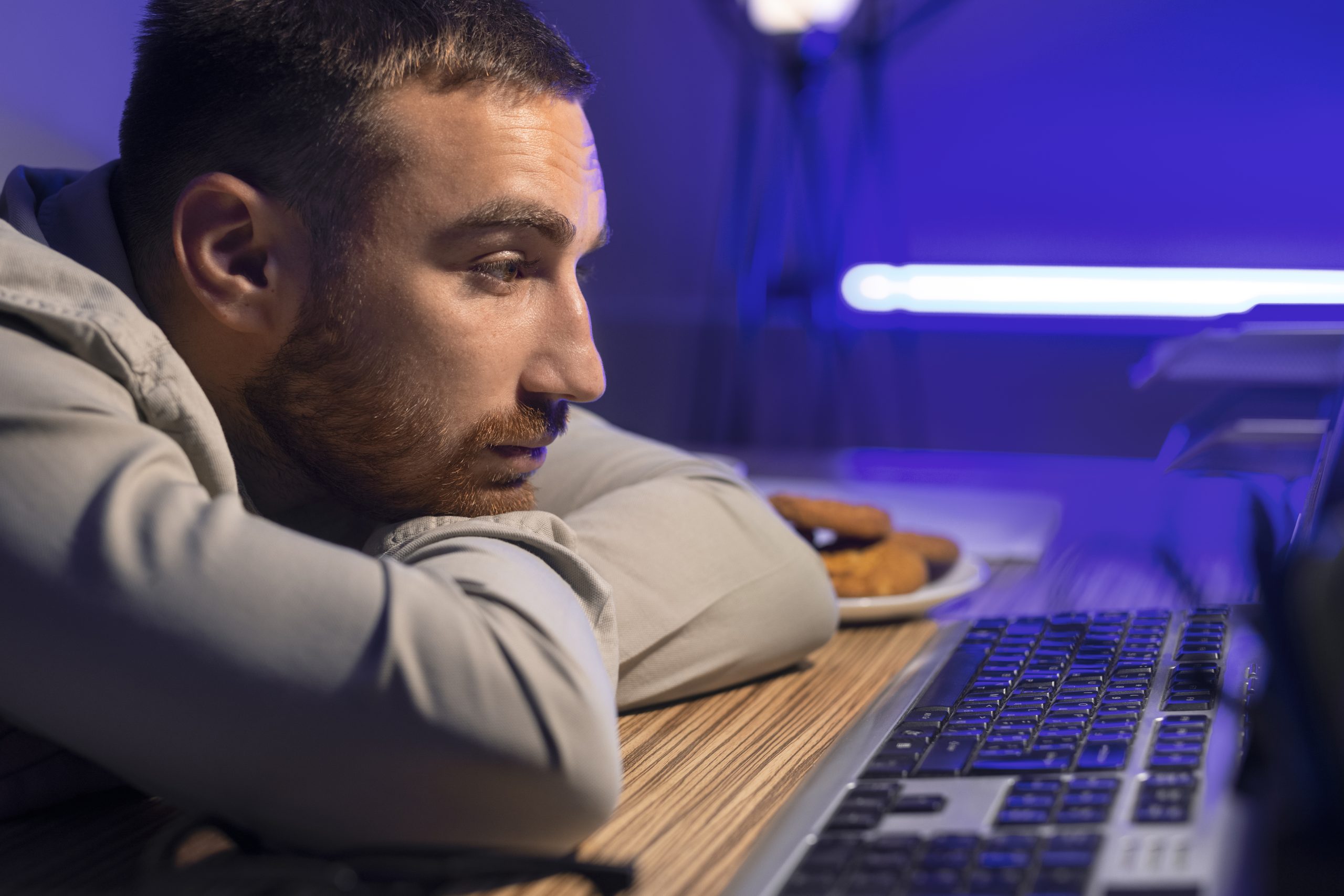 hombre-de-tiro-medio-trabajando-tarde-en-la-noche